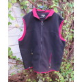 JEEP black/red unisex brushed polyester waistcoat.Zip-up front & pockets.Size 3XL.High collar.As new