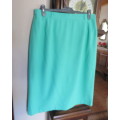 Elegant fully lined seafoam green pencil skirt size 44/20 by KAR ANN. In polyester/viscose blend.