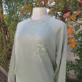 Fern green vintage acrylic knit pull over long raglan sleeve jumper. Floral embroidery by TECONIT 36