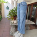 Wide legged blue denim jeans in stretch cotton by COLLOSEUM size 34/10. Pockets front/back.