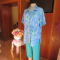 Get noticed in this feather light short sleeve top in skyblue and green flowers. Size 44/20. As new