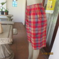 Colourful check knee length shorts in pure cotton. Side pockets. Elasticated waist. Size 36 by WOOLW