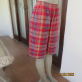 Colourful check knee length shorts in pure cotton. Side pockets. Elasticated waist. Size 36 by WOOLW