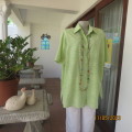 Feminine short sleeve top in lime with opaque paisley patterns. Cool polycotton. Size 44/20. New con