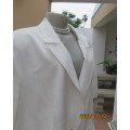 Stylish white summer jacket in textured 100% polyester by DONNA CLAIRE size 50/26. Brand new cond.