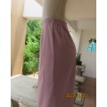 Very smart pink pearl ankle length stretch polyester pencil skirt by DONNA CLAIRE size 42/18.As new.