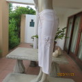 Modern white QUEENSPARK ankle pants in stretch cotton size 34/10. Stud decoration. New condition.