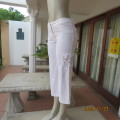 Modern white QUEENSPARK ankle pants in stretch cotton size 34/10. Stud decoration. New condition.