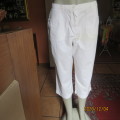 Snow white cropped pants in 100% cotton by WOOLWORTHS size 38/14. Front cargo pockets. New cond.