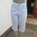 Snow white polycotton cropped pants by TOPICS size 40/16. Pockets back/front. New condition.