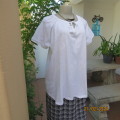 Charming white floral embroidered stretch cotton short raglan sleeve top. By MAXED Terrain size 42.