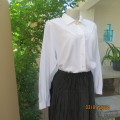 Beautiful white vintage long sleeve blouse by FASHIONETTE size 38. Lace bib on front. As new.