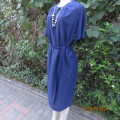 Vintage sheath dress with fabric belt. Size 44. Label cut off. Short raglan sleeves. Round neckline.