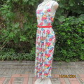 Maxi white dress with cheerful floral pattern in 100% rayon. Size 36/12. By GEORGE R from France.