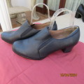 Amazing quality GIOVANNI navy block heel shoes. Size 9. Winter winner! Brand new cond.