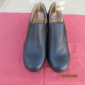 Amazing quality GIOVANNI navy block heel shoes. Size 9. Winter winner! Brand new cond.