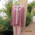 Tasteful floral patterned long cuffed sleeve vintage top in pink/brown/white. Size 46.Stretch poly.