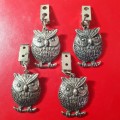 4 X VINTAGE HEAVY BIG METAL CASTED OWL TABLE CLOTH HOLDERS.