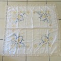 Small vintage embroidered tablecloth - Size 94 x 94 cm