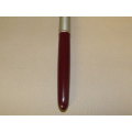 AN AWESOME VINTAGE (c1950's) BURGUNDY PARKER 51 FOUNTAIN PEN WITH A FIXED REFILL & STEEL CAP