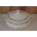 AN EXQUISITE PARAGON OF ENGLAND PORCELAIN TUREEN IN THE STUNNING "BELINDA" PATTERN