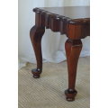 A FABULOUS ANTIQUE SOLID DARK MAHOGANY PAD FOOT ON CABRIOLE LEGS COFFEE TABLE IN STUNNING CONDITION