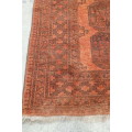 AN INCREDIBLE ANTIQUE PERSIAN CARPET (2.1m x 1.3m) IN EARTHY TONES ENCOMPASSED IN CLARET RED COLOURS
