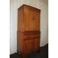 AN INCREDIBLY BEAUTIFUL DRINKS CABINET WITH A PULL-OUT SERVING HATCH & AMPLE SPACE