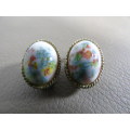 A GORGEOUS SET OF VINTAGE CLIP ON EARRINGS!! PERFECT TO ADD TO YOUR COLLECTION!!!