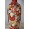 A FABULOUS HAND PAINTED CHINESE CERAMIC VASE WITH WONDERFUL THEMED DETAILING