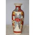 A FABULOUS HAND PAINTED CHINESE CERAMIC VASE WITH WONDERFUL THEMED DETAILING