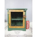 A LOVELY VINTAGE "CHICKEN COOP" WITH A WIRE MESH AND PLACE FOR 12 EGGS!!