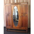 A SPECTACULAR ANTIQUE TALL (2m) SOLID HONEYED OAK 3-DOOR WARDROBE w/ CARVED ROSETTES & DETAILING