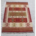 A FABULOUS PERSIAN GELIM CARPET (2.35m 1.65m) WITH WHITE AS A BASE AND OLIVE GREEN & RUST DETAILING