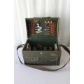 A SUPERB ORIGINAL EETRITE 4-PERSON PICNIC BASKET SET WITH PLATES, CUTLERY, CUPS & MORE - NEVER USED