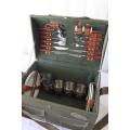 A SUPERB ORIGINAL EETRITE 4-PERSON PICNIC BASKET SET WITH PLATES, CUTLERY, CUPS & MORE - NEVER USED