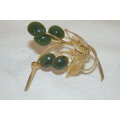 A STUNNING VINTAGE GOLD PLATED EMERALD GREEN COLOURED STONE AND GOLD LEAF BROOCH