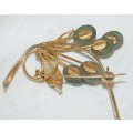 A STUNNING VINTAGE GOLD PLATED EMERALD GREEN COLOURED STONE AND GOLD LEAF BROOCH