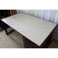 A STUNNING VINTAGE RETRO 3-DRAWER IMBUIA OFFICE DESK WITH AN IVORY MELAMINE WORKTOP