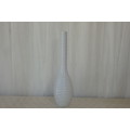 A STUNNING TALL WHITE CERAMIC STYLED DISPLAY VASE WITH RINGED DETAILING