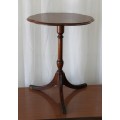 A BEAUTIFUL MAHOGANY OCCASIONAL TABLE WITH RAIL INLAY DETAILING AND BRASS CAPPED FEET