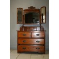 A TRULY BEAUTIFUL ANTIQUE SOLID OREGON PINE 5-DRAWER CHEST OF DRAWERS w/ A TRI-FOLDING VANITY MIRROR