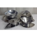 A FANTASTIC JOB LOT OF ASSORTED METAL WARE INCLUDING BOWLS, PLATES A GRAVY BOAT AND MORE