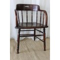 A SPECTACULAR ANTIQUE VICTORIAN OAK CAPTAINS CHAIR WITH BEAUTIFUL TURNED SUPPORTS IN GREAT CONDITION