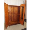 AN INCREDIBLE ANTIQUE THREE-DOOR SAPELE WOOD WARDROBE WITH 5x DRAWERS AND AMPLE PACKING SPACE