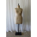 A FANTASTIC AND RARE VINTAGE ENGLISH MADE "KENNETT & LINDSELL" MODEL D7S, SIZE 22 TAILORS MANNEQUIN
