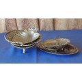 A FANTASTIC JOB LOT OF ASSORTED SILVER PLATED METAL WARE INCLUDING BOWLS, A GRAVY BOAT AND MORE