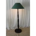 AN EXQUISITE & BEAUTIFUL TALL FREESTANDING SOLID AFRICAN BLACK WOOD FLOOR LAMP WITH A LARGE SHADE