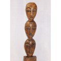 A WONDERFUL TALL HAND CARVED AFRICAN SCULPTURE MOUNDED ON A WOODEN BASE IN EXCELLENT CONDITION