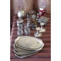 A STUNNING JOB LOT OF ASSORTED SILVER PLATE & METAL WARE INCLUDING FOOD TRAYS, EGG CUPS & MORE